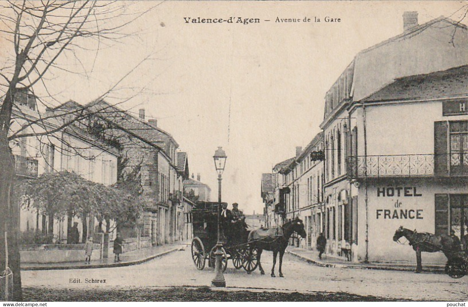 UR 18-(82) VALENCE D' AGEN - AVENUE DE LA GARE  - HOTEL DE FRANCE - ATTELAGES - ANIMATION - 2 SCANS - Valence