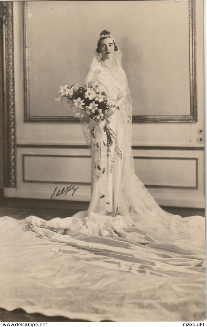 Carte Photo Jeune Femme Avec Très Jolie Robe De Mariée Et Bouquet - Huwelijken