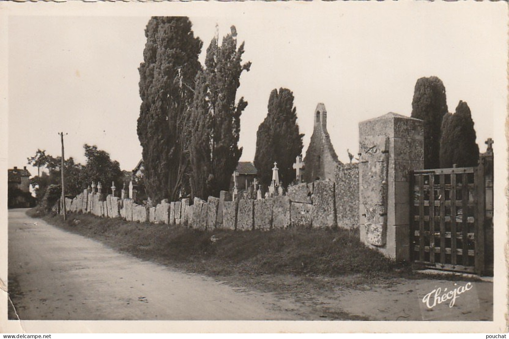 VE 5-(86) CIVAUX - ENCEINTE DU CIMETIERE CONSTITUEE DE SARCOPHAGES ET DE COUVERCLES DRESSES - 2 SCANS - Autres & Non Classés