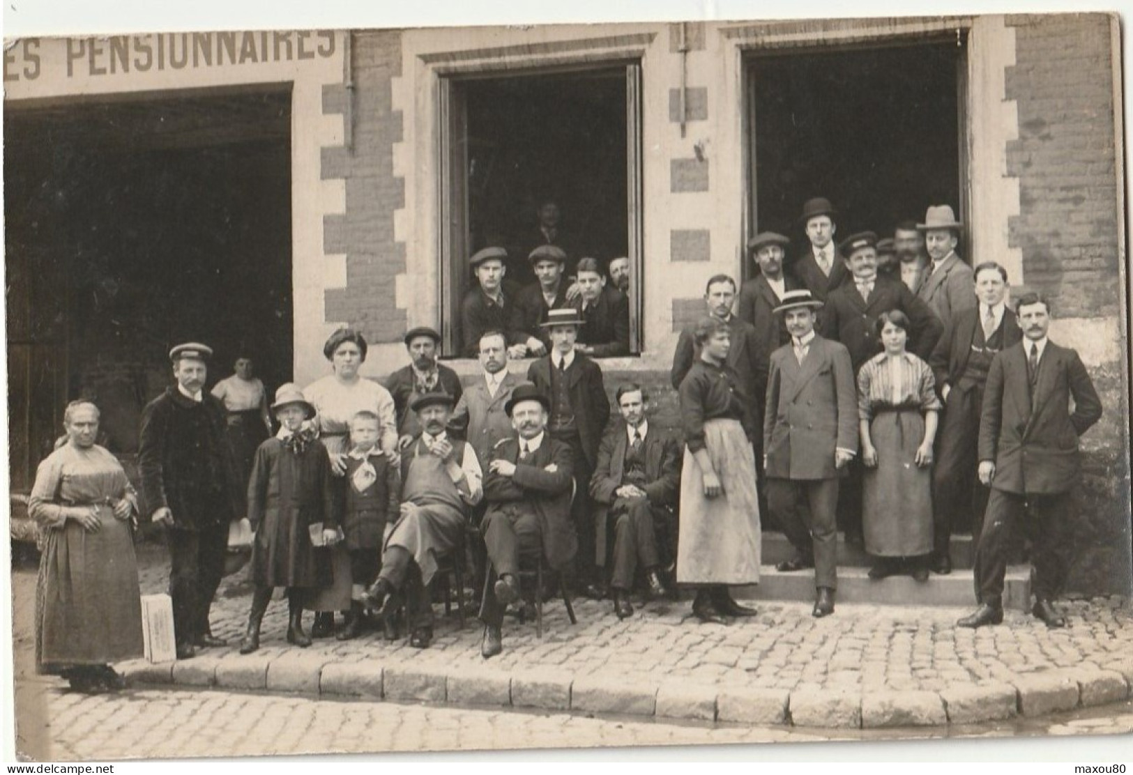 Carte Photo  ( Groupe De Personnes Devant Bâtiment  ES PENSIONNAIRES  ) - To Identify