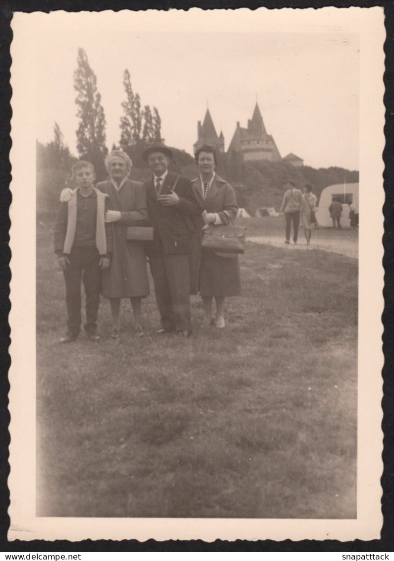 Jolie Photographie De Paul Et Annette Van De Voorde à Sully Sur Loire, Loiret, En 1960, Format 8,8 X 12,4 Cm - Places