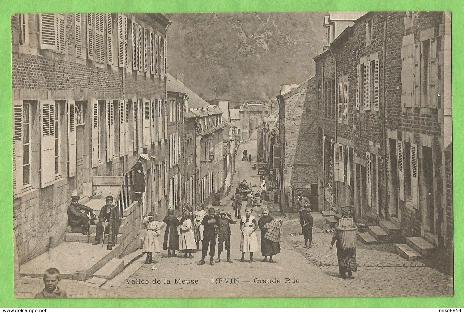 TOU030   CPA  REVIN (Ardennes)   Grande Rue - Animation   +++++ - Revin