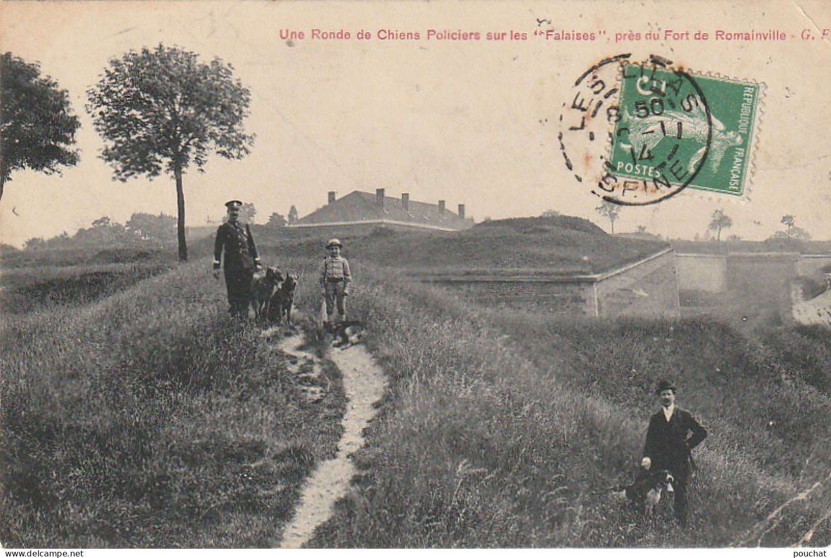 VE 18-(93) UNE RONDE DE CHIENS POLICIERS SUR LES " FALAISES " , PRES DU FORT DE ROMAINVILLE - 2 SCANS - Romainville