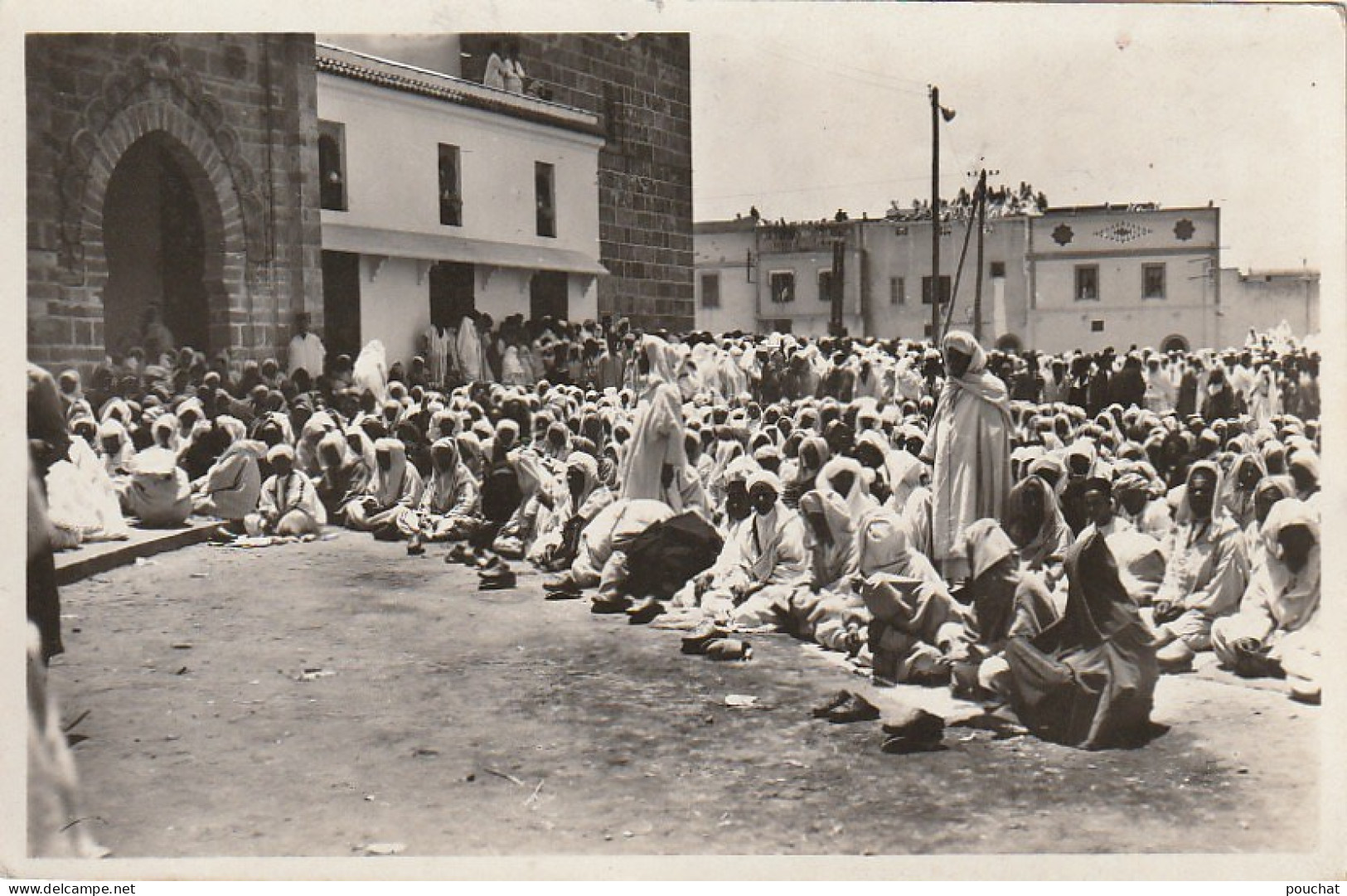 VE 21-( MAROC ) SCENES AVANT LA PRIERE DEVANT LA MOSQUEE - EDIT . LA CICOGNE , CASABLANCA - 2 SCANS - Autres & Non Classés