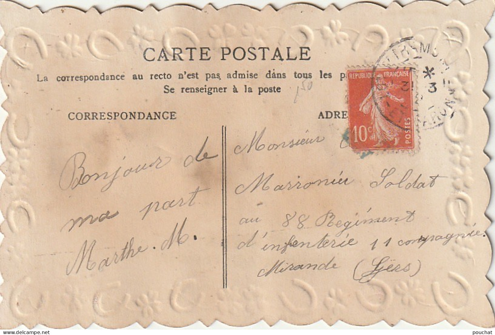 VE 25- " DEVINEZ QUI VOUS L' ENVOIE ? " - CARTE FANTAISIE GAUFREE 1er AVRIL - CHROMO POISSON , ROSES , TREFLE , COLOMBES - 1° Aprile (pesce Di Aprile)