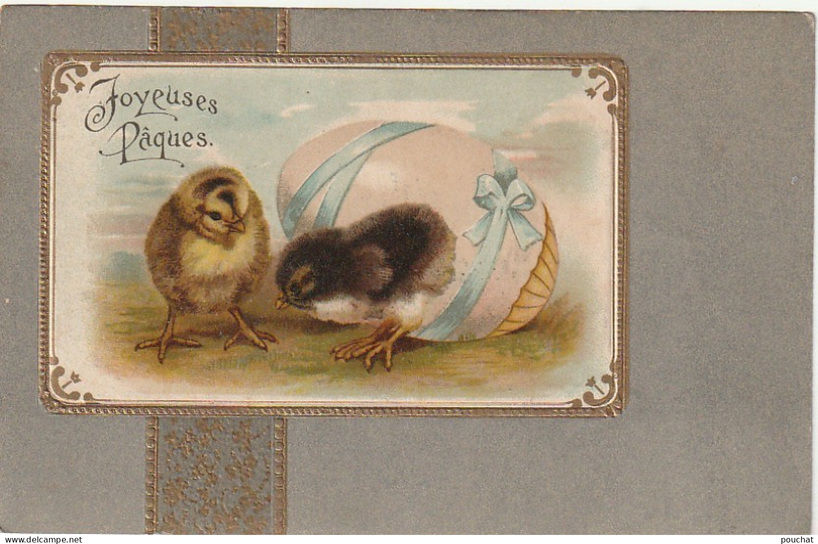 VE 25- " JOYEUSES PAQUES " - CARTE GAUFREE - COUPLE DE POUSSINS ET OEUF ENRUBANNE - ENCADREMENT ET FRISE DORES- 2 SCANS - Pâques