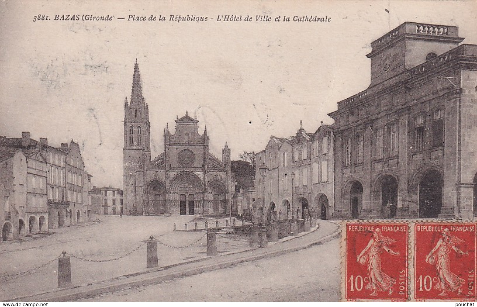 TE Nw28-(33) BAZAS - PLACE DE LA REPUBLIQUE - L'HOTEL DE VILLE ET LA CATHEDRALE - Bazas