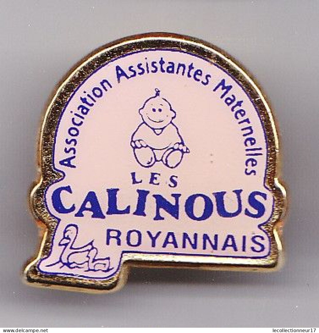 Pin's Les Calinous Royannais Association Assistantes Maternelles En Charente Maritime Dpt 17 Réf 5709 - Cities