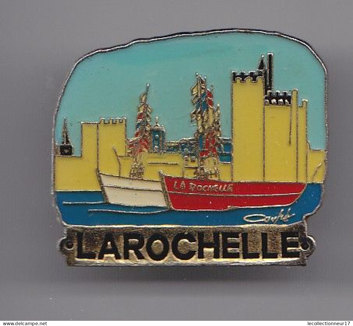 Pin's La Rochelle En Charente Maritime Dpt 17 Bateaux Réf 5621 - Villes