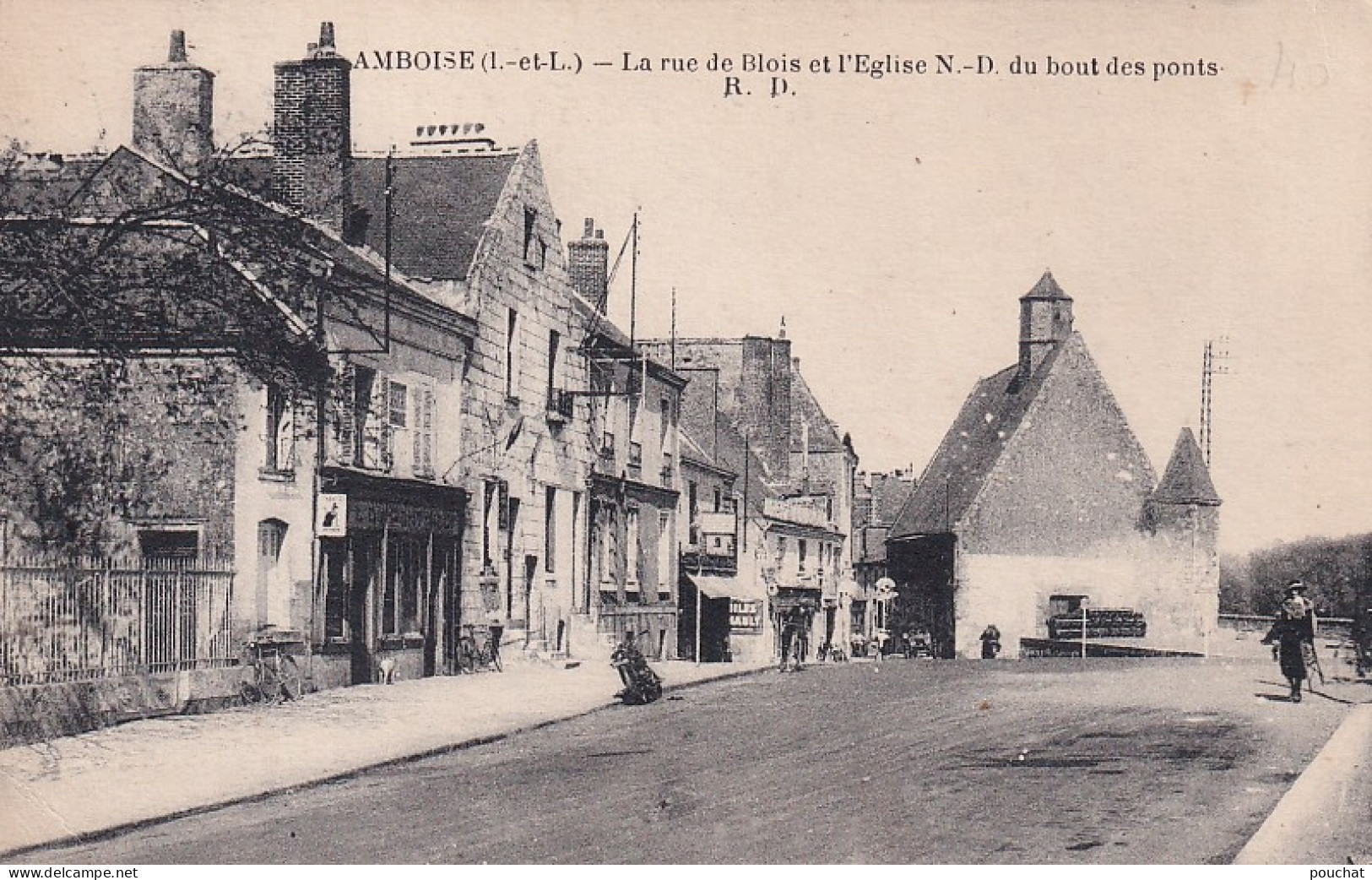 UR Nw32-(37) AMBOISE - LA RUE DE BLOIS ET L'EGLISE N. D. DU BOUT DES PONTS - COMMERCES - Amboise