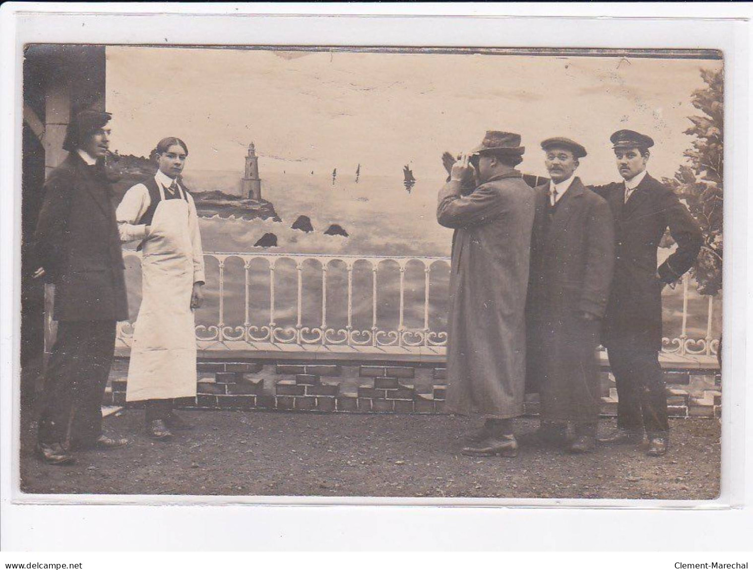 SURREALISME PHOTOMONTAGE : Groupe En Sudio (bord De Mer - Phare) - Très Bon état - Autres & Non Classés