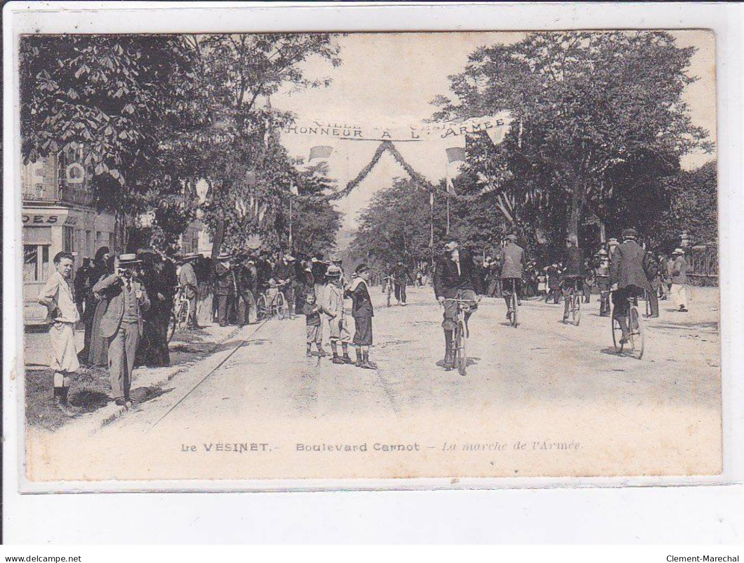 LE VESINET: Boulevard Carnot, La Marche De L'armée - état - Le Vésinet