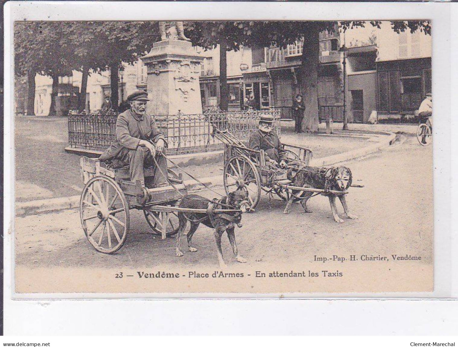 VENDOME: Place D'armes, En Attendant Les Taxis, Voitures à Chien - Très Bon état - Vendome