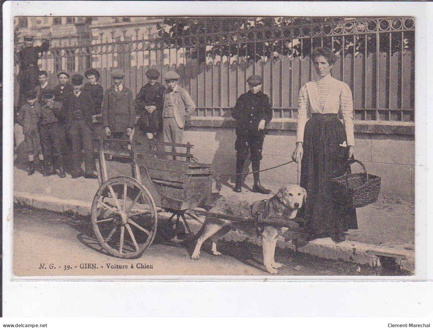 GIEN: Voiture à Chien - Très Bon état - Gien