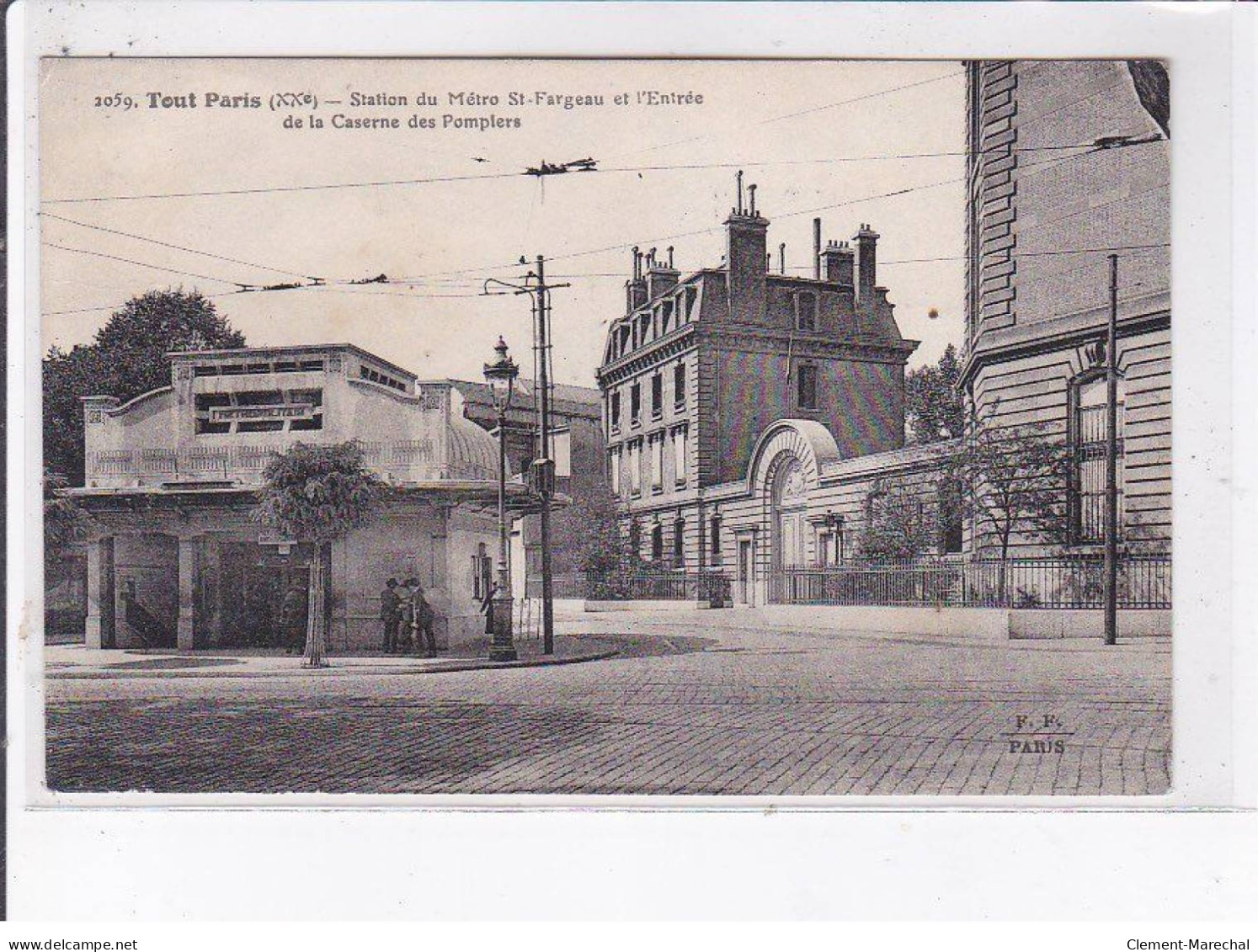 PARIS: 75020, Station Du Métro Saint-fargeazu Et L'entrée De La Caserne Des Pompiers - état - District 20