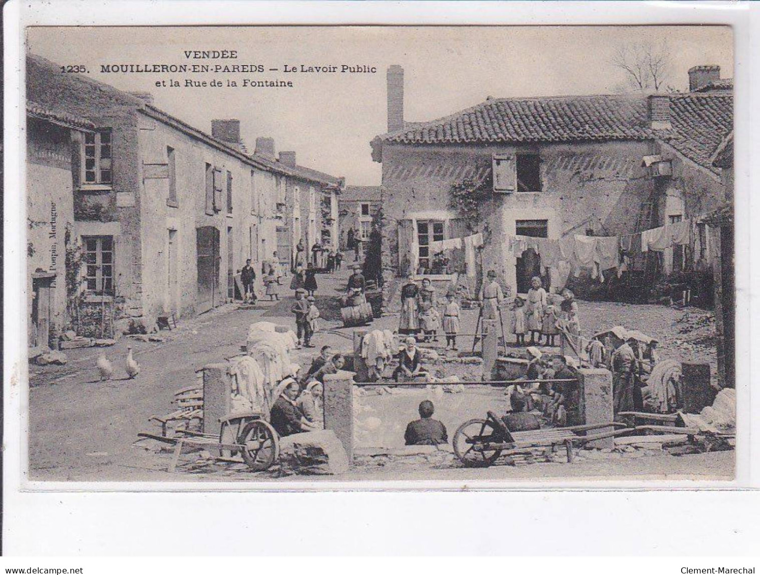 MOUILLERON-en-PAREDS: Le Lavoir Public Et La Rue De La Fontaine - Très Bon état - Mouilleron En Pareds