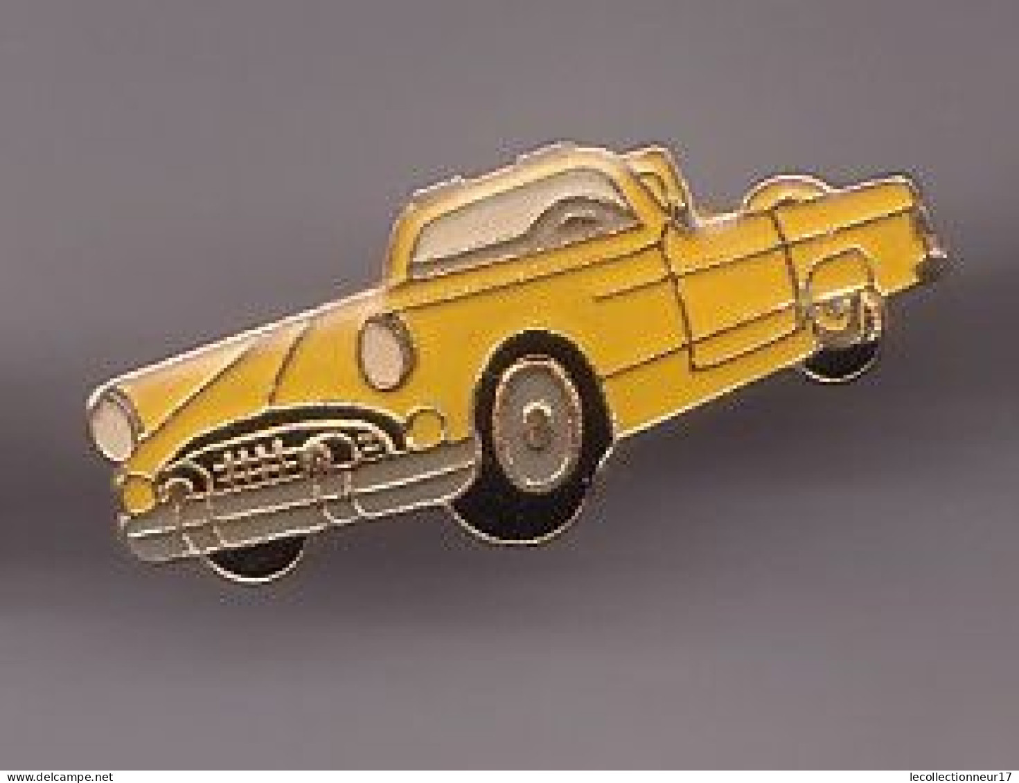 Pin's Automobile Jaune Cabriolet Réf 609 - Corvette