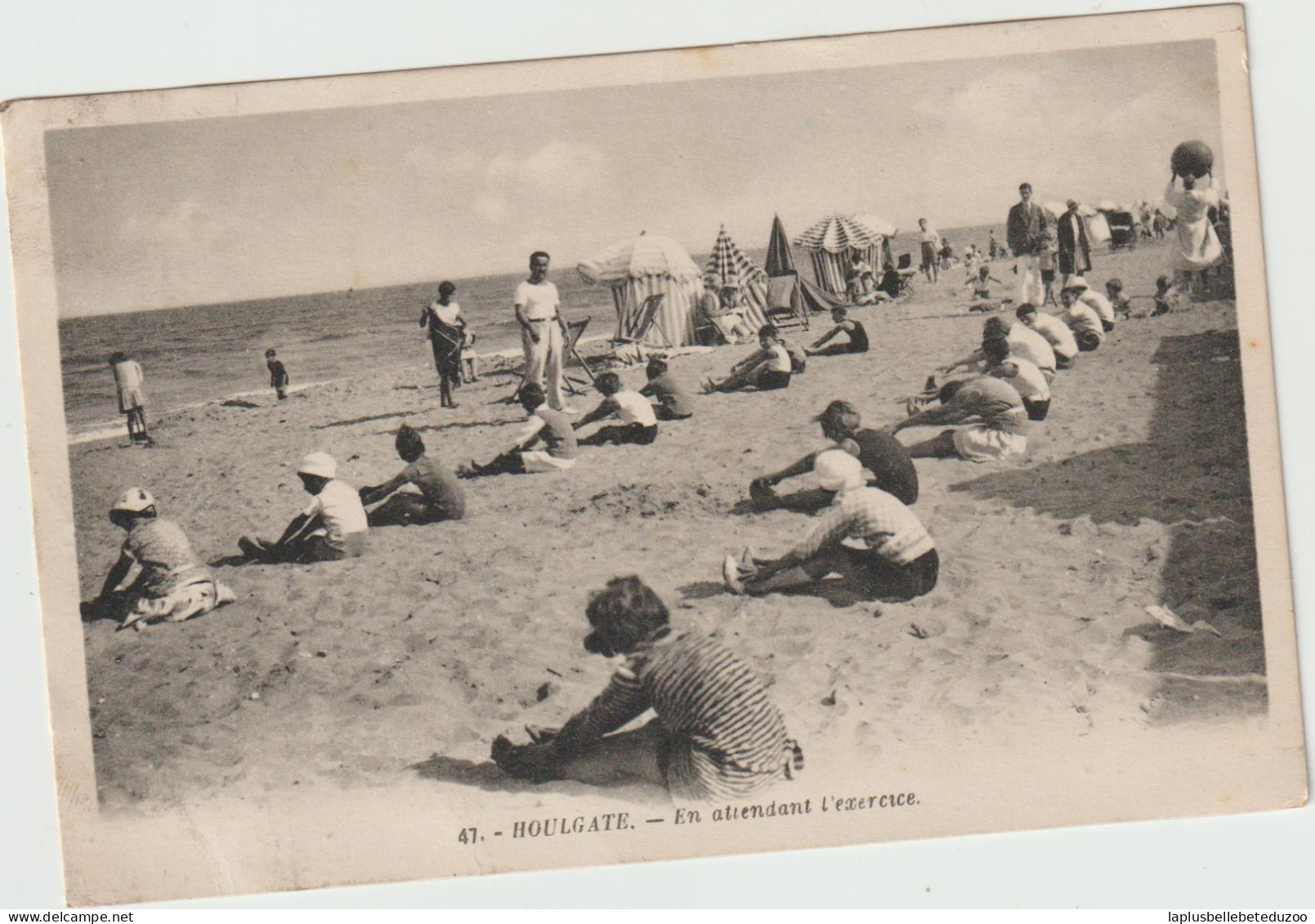 CPA - 14 - HOULGATE - GYMNASTIQUE Sur La Plage - En Attendant L'exercice - 1933 - Houlgate