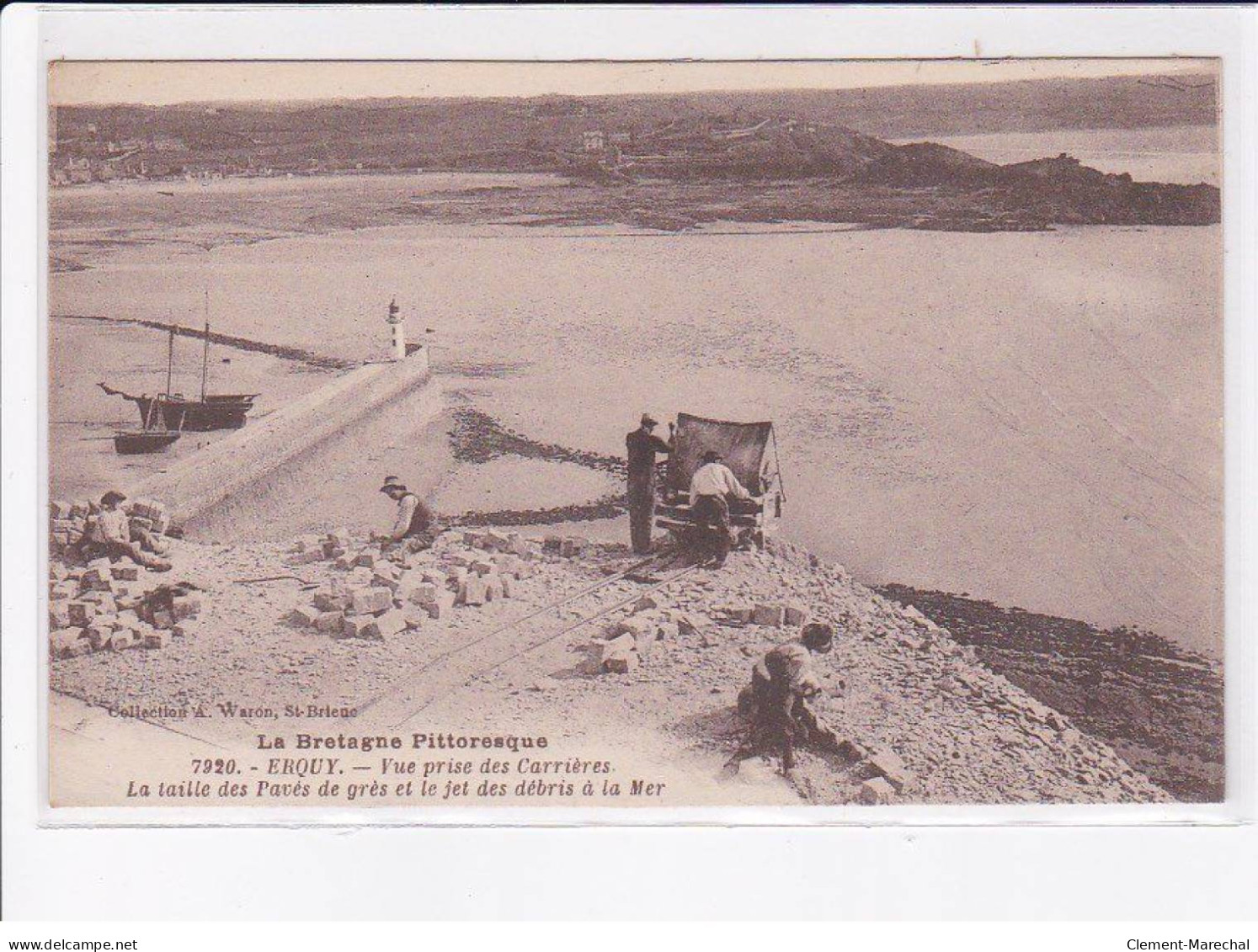 ERQUY - Vue Prise Des Carrières - La Taille Des Pavés De Grès Et Le Jet Des Débrits à La Mer - Très Bon état - Erquy