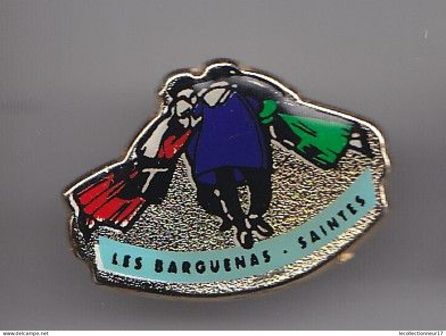 Pin's Les Barquenas Saintes  En Charente Maritime Dpt 17 Groupe Folklorique  Réf 5654 - Cities