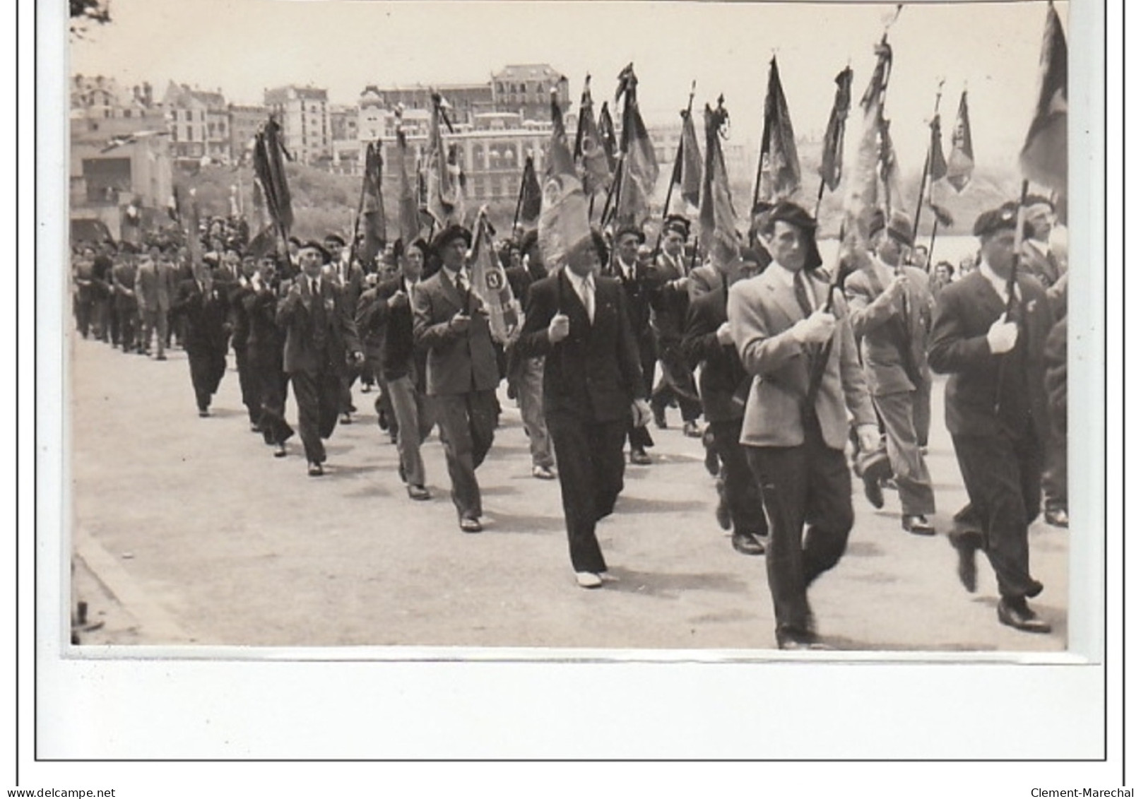 BIARRITZ : Lot De 7 Photos Format Cartes Photos D'un Défilé Militaire Vers 1945 - Très Bon état - Biarritz