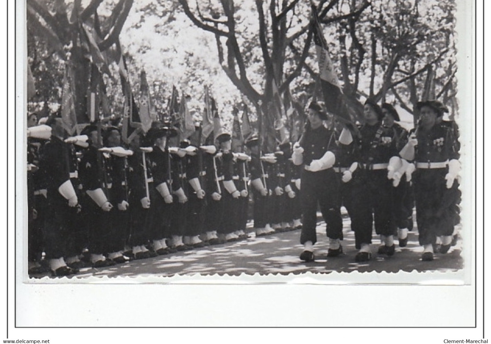 ANTIBES : Lot De 8 Photos Format Cartes Photos D'un Défilé Militaire Vers 1945 - Très Bon état - Other & Unclassified