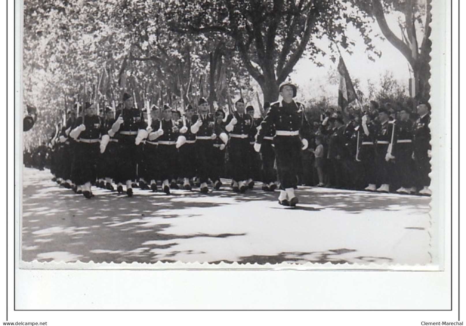 ANTIBES : lot de 8 photos format cartes photos d'un défilé militaire vers 1945 - très bon état