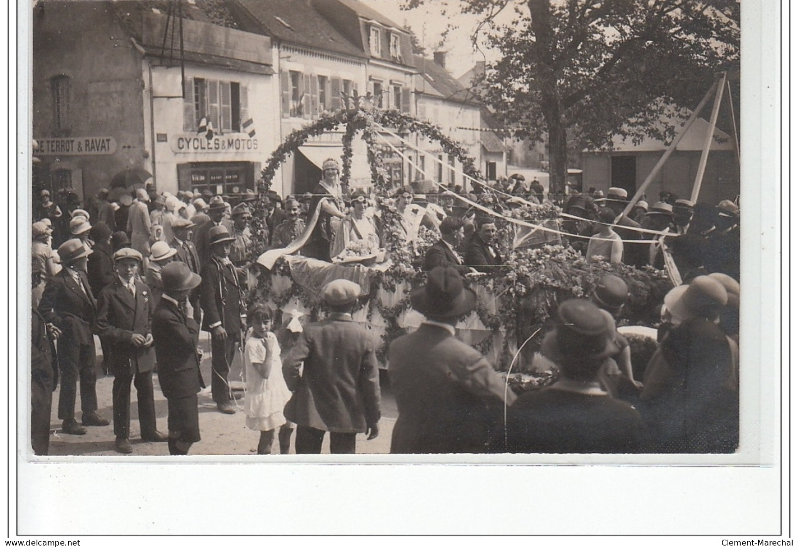 SAINT GERAND LE PUY : Carte Photo De La Fête Du Printemps Et De La Kermesse Vers 1930 - Très Bon état - Other & Unclassified