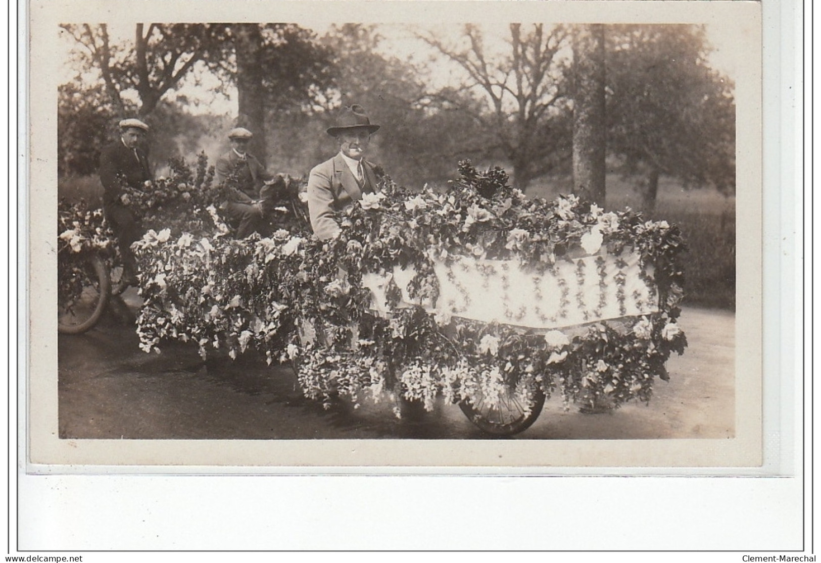 SAINT GERAND LE PUY : Carte Photo De La Fête Du Printemps Et De La Kermesse Vers 1930 - Très Bon état - Other & Unclassified