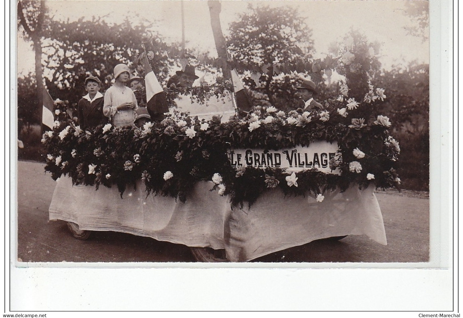 SAINT GERAND LE PUY : Carte Photo De La Fête Du Printemps Et De La Kermesse Vers 1930 - Très Bon état - Other & Unclassified