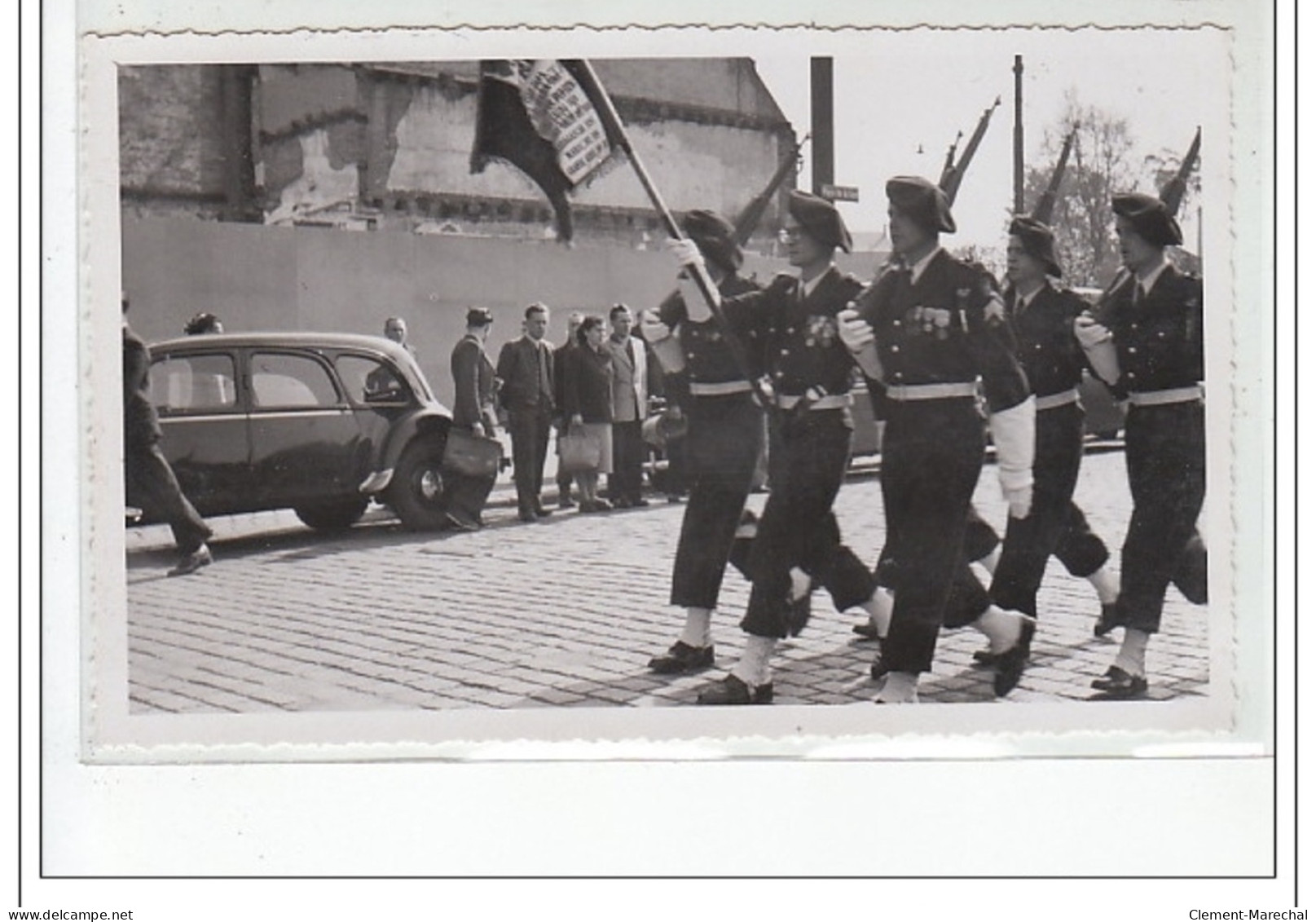 STRASBOURG : Lot De 15 Photos Format Cartes Photos D'un Défilé Militaire Vers 1945 - Très Bon état - Strasbourg