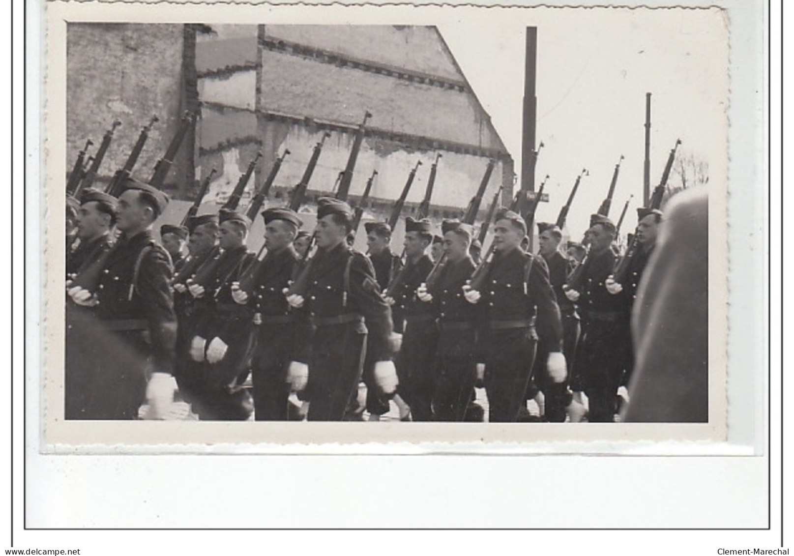 STRASBOURG : Lot De 15 Photos Format Cartes Photos D'un Défilé Militaire Vers 1945 - Très Bon état - Strasbourg