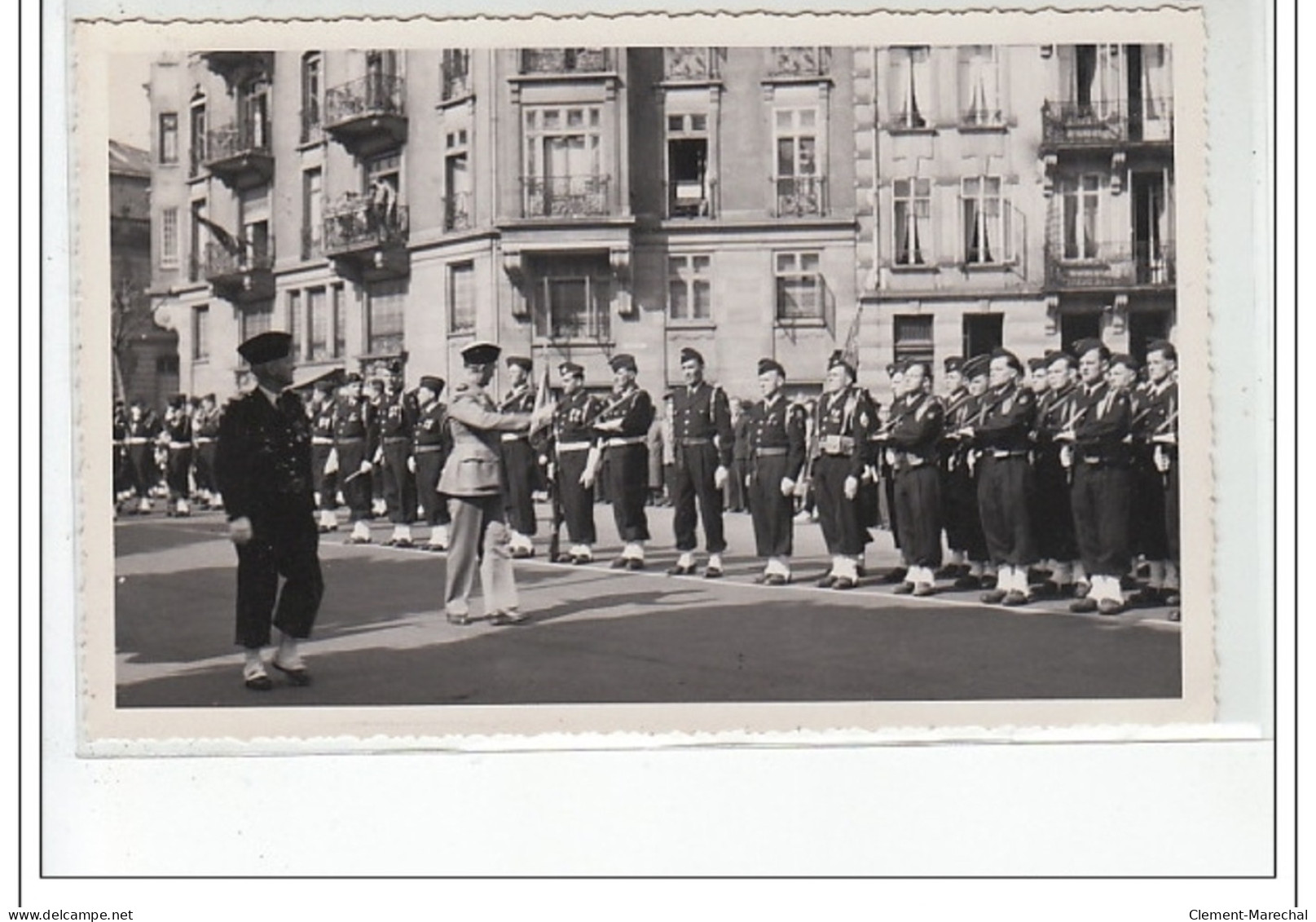 STRASBOURG : Lot De 15 Photos Format Cartes Photos D'un Défilé Militaire Vers 1945 - Très Bon état - Strasbourg