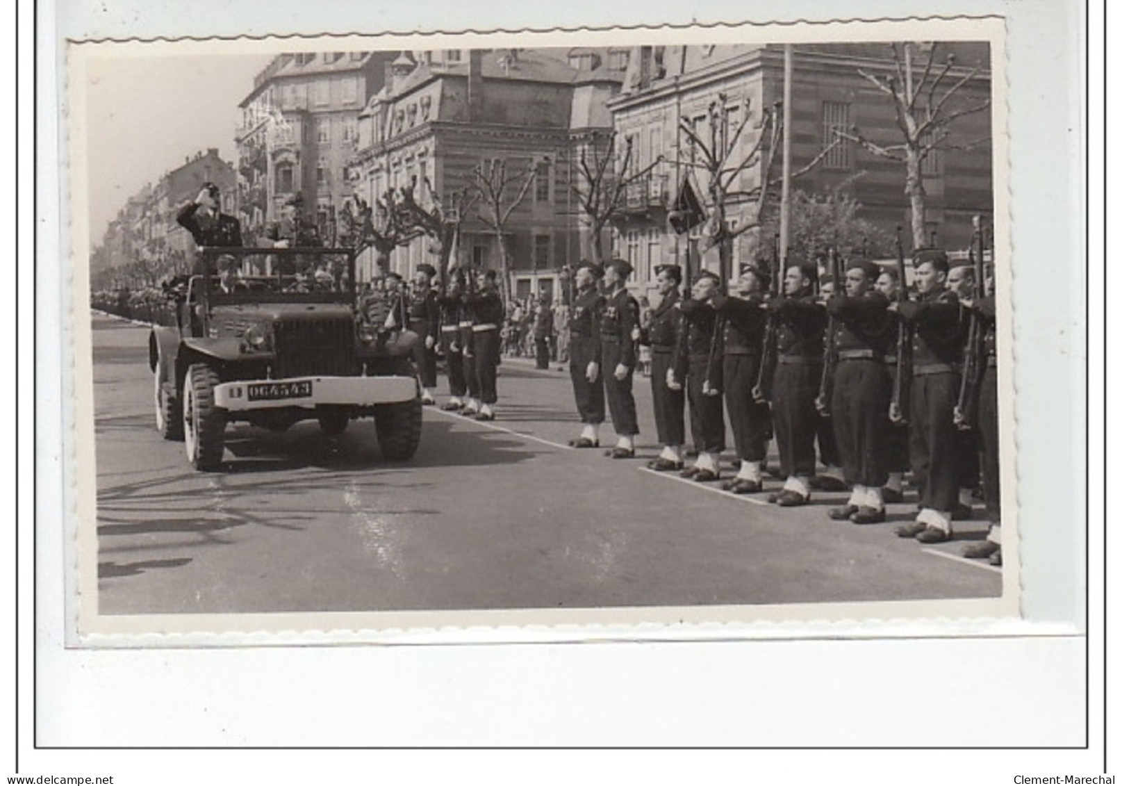 STRASBOURG : Lot De 15 Photos Format Cartes Photos D'un Défilé Militaire Vers 1945 - Très Bon état - Strasbourg