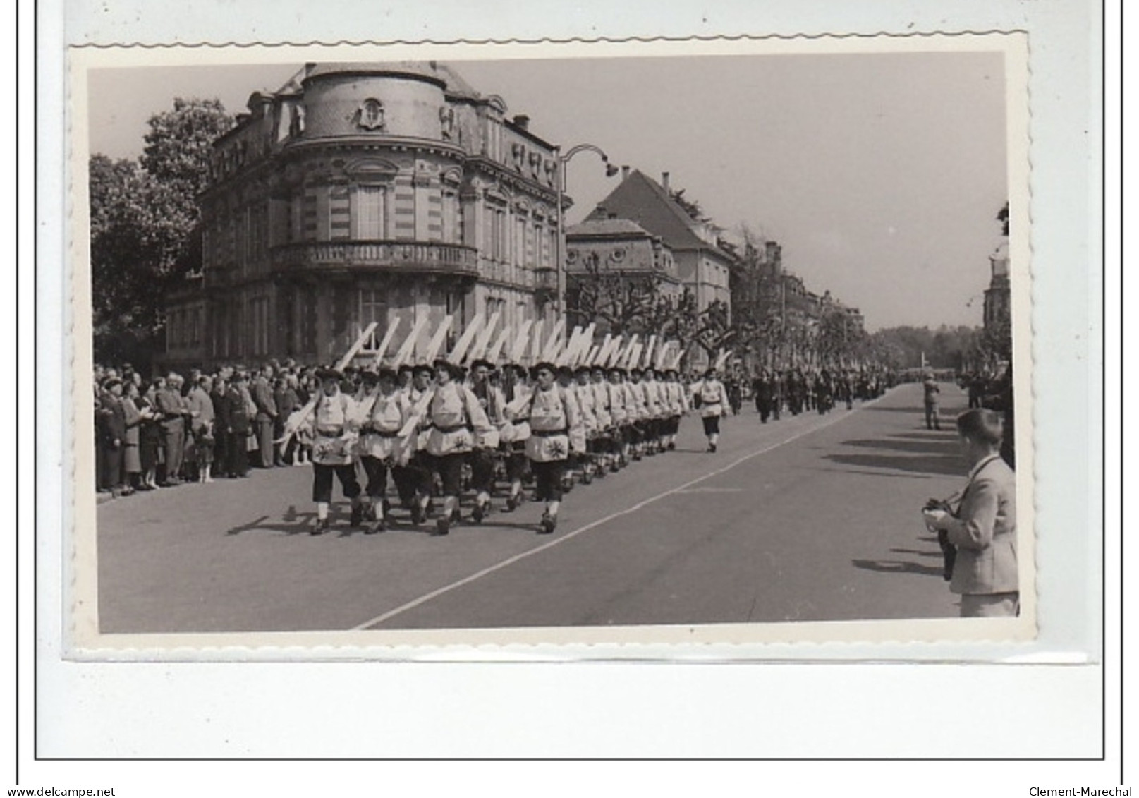 STRASBOURG : lot de 15 photos format cartes photos d'un défilé militaire vers 1945 - très bon état