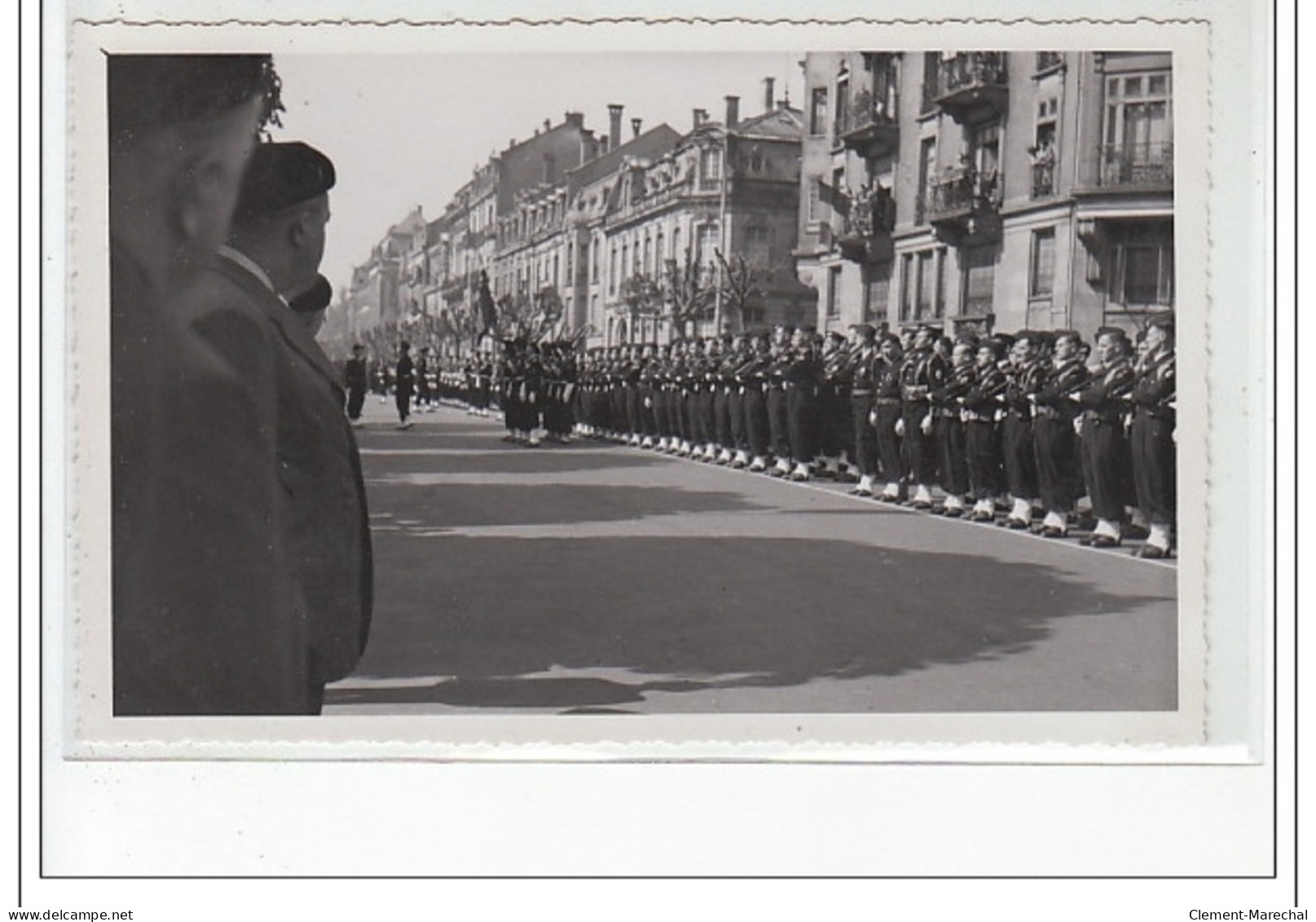 STRASBOURG : lot de 15 photos format cartes photos d'un défilé militaire vers 1945 - très bon état