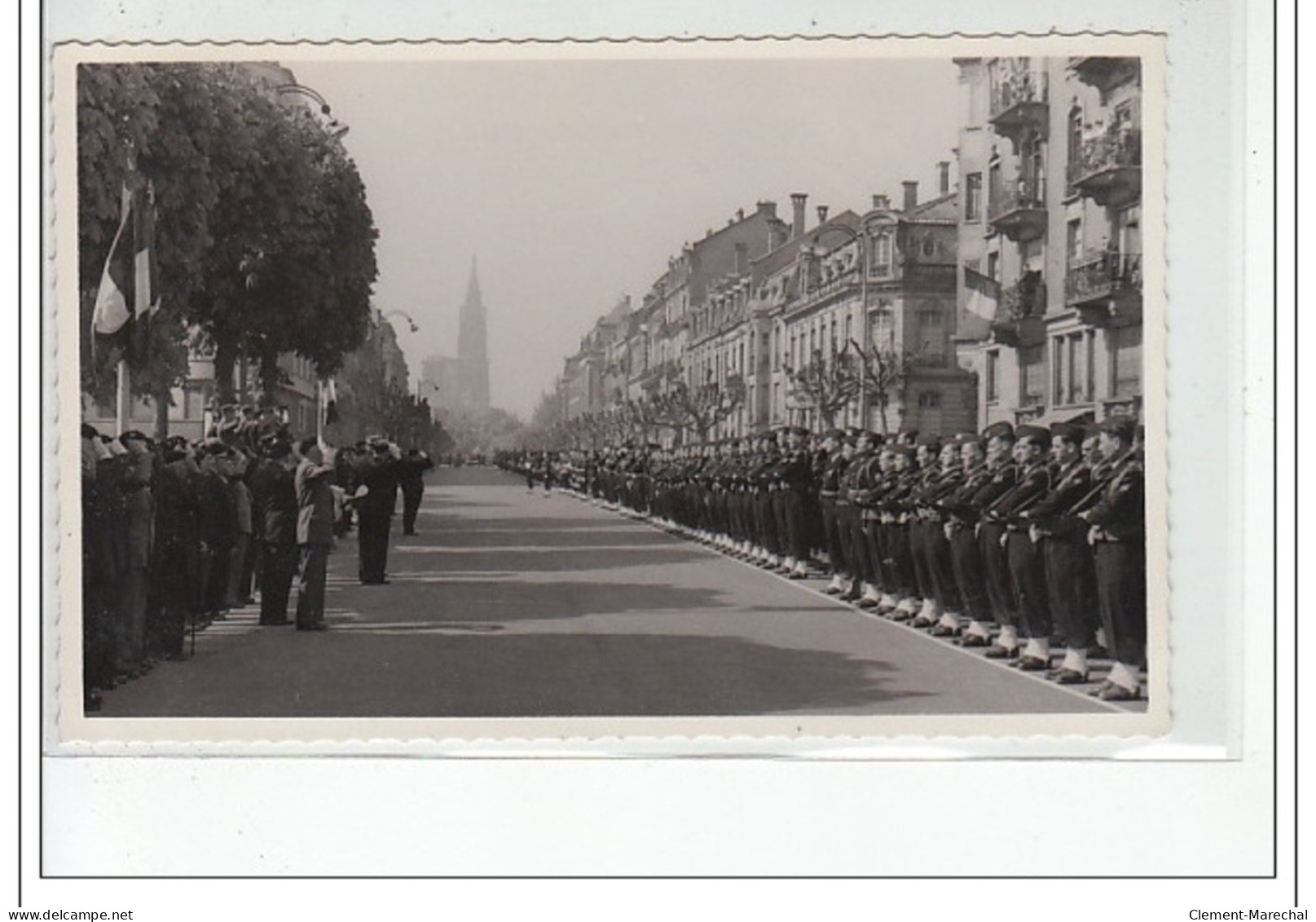 STRASBOURG : lot de 15 photos format cartes photos d'un défilé militaire vers 1945 - très bon état