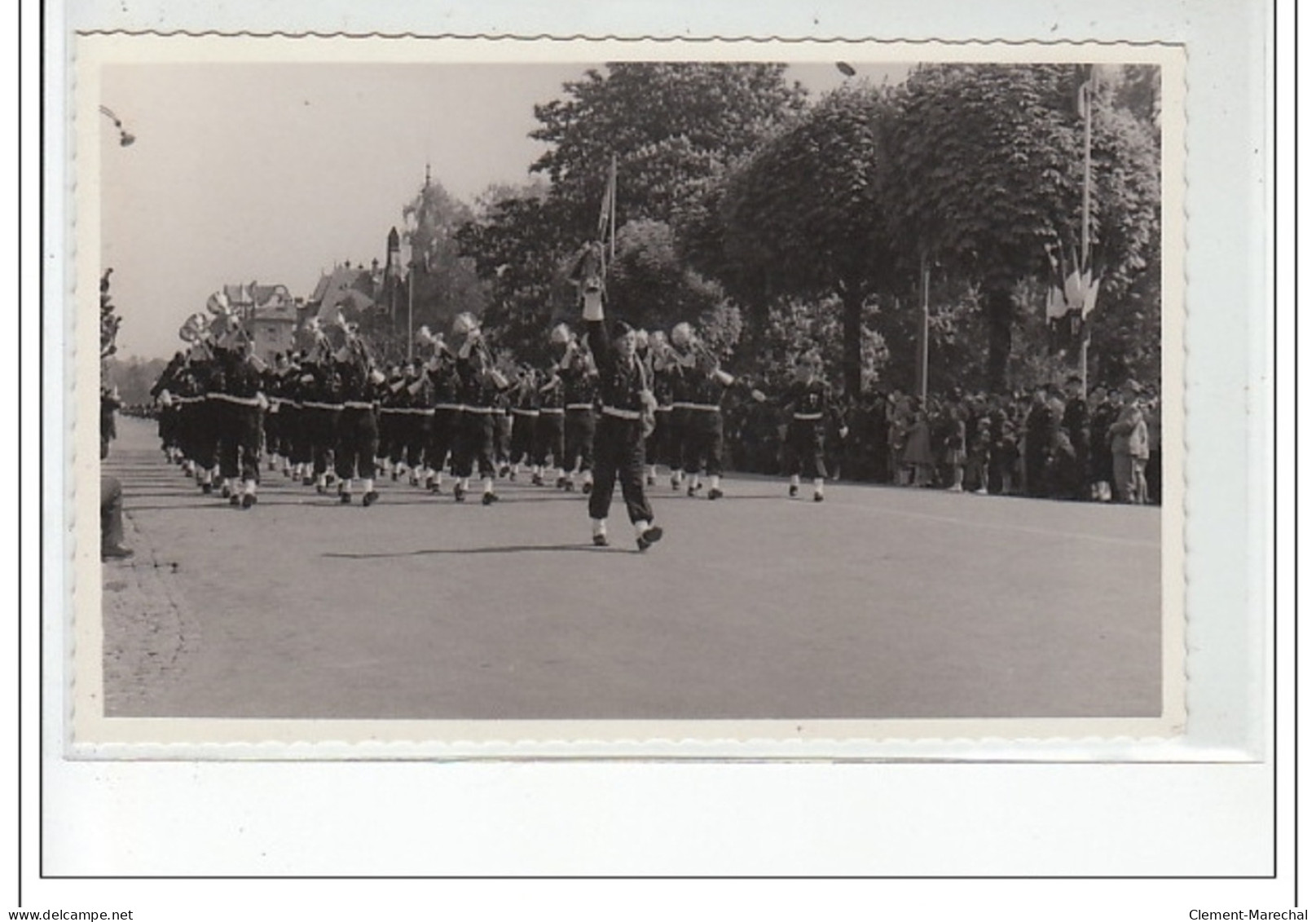 STRASBOURG : lot de 15 photos format cartes photos d'un défilé militaire vers 1945 - très bon état