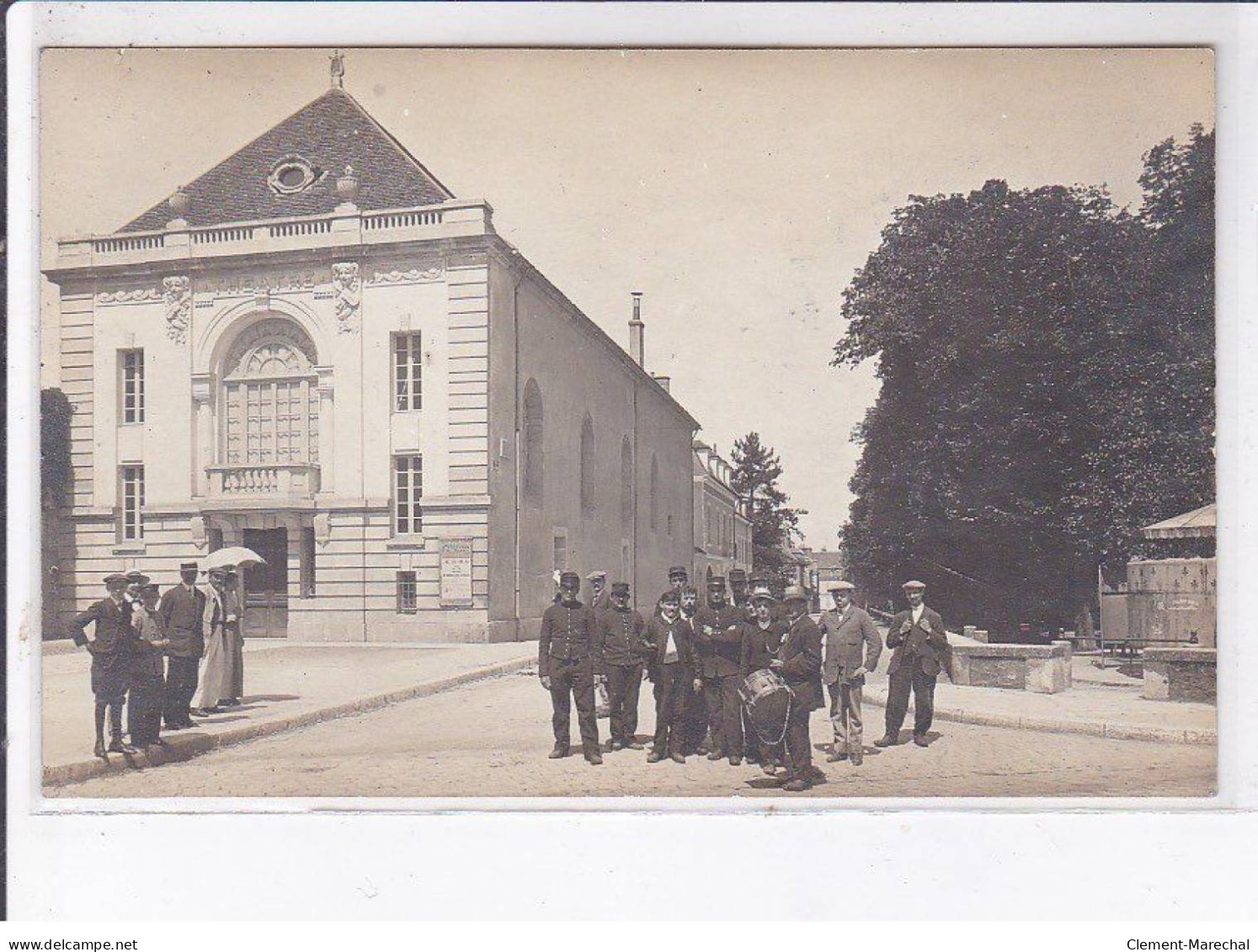 AVALLON: Tambour De Ville Devant Le Théâtre - Très Bon état - Avallon