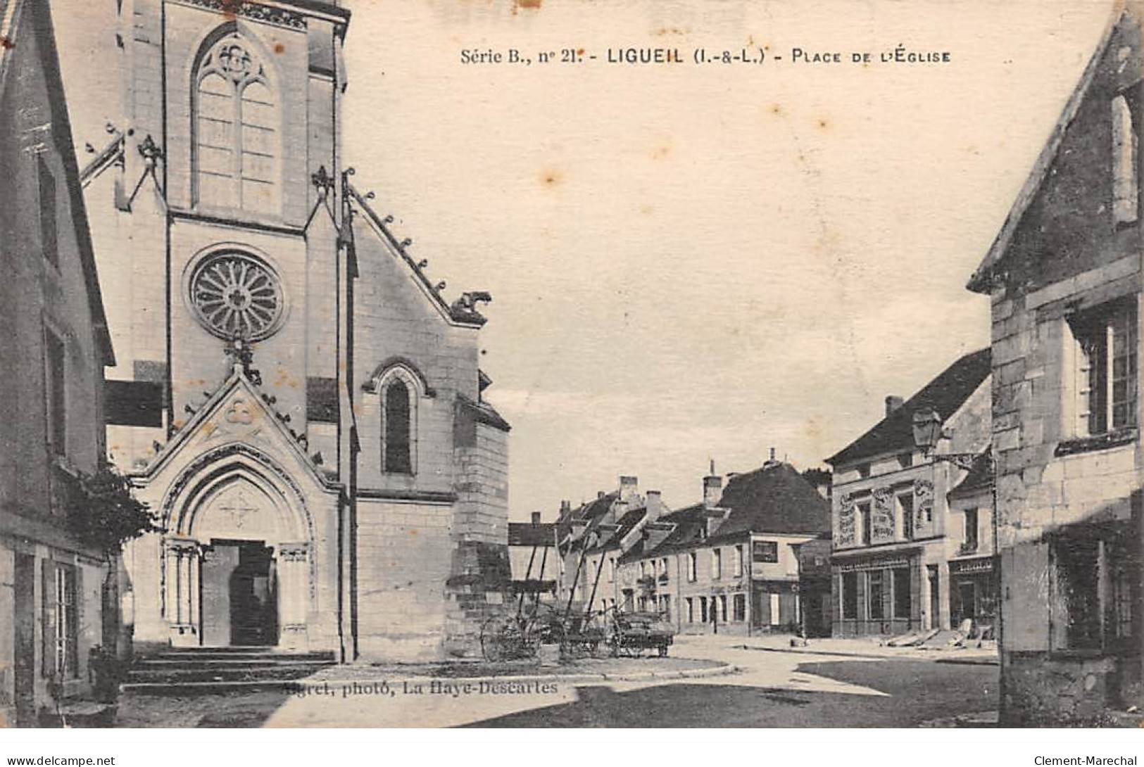 LIGUEIL - Place De L'Eglise - Très Bon état - Other & Unclassified