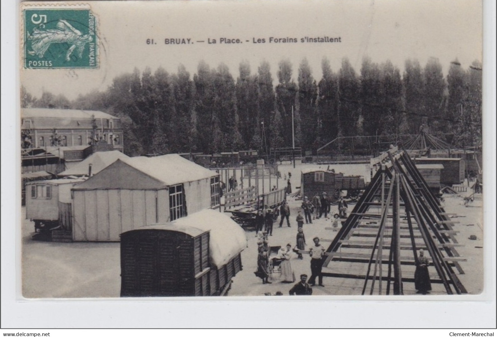 BRUAY : Les Forains S'installent Sur La Place (fête Foraine) - Très Bon état - Autres & Non Classés