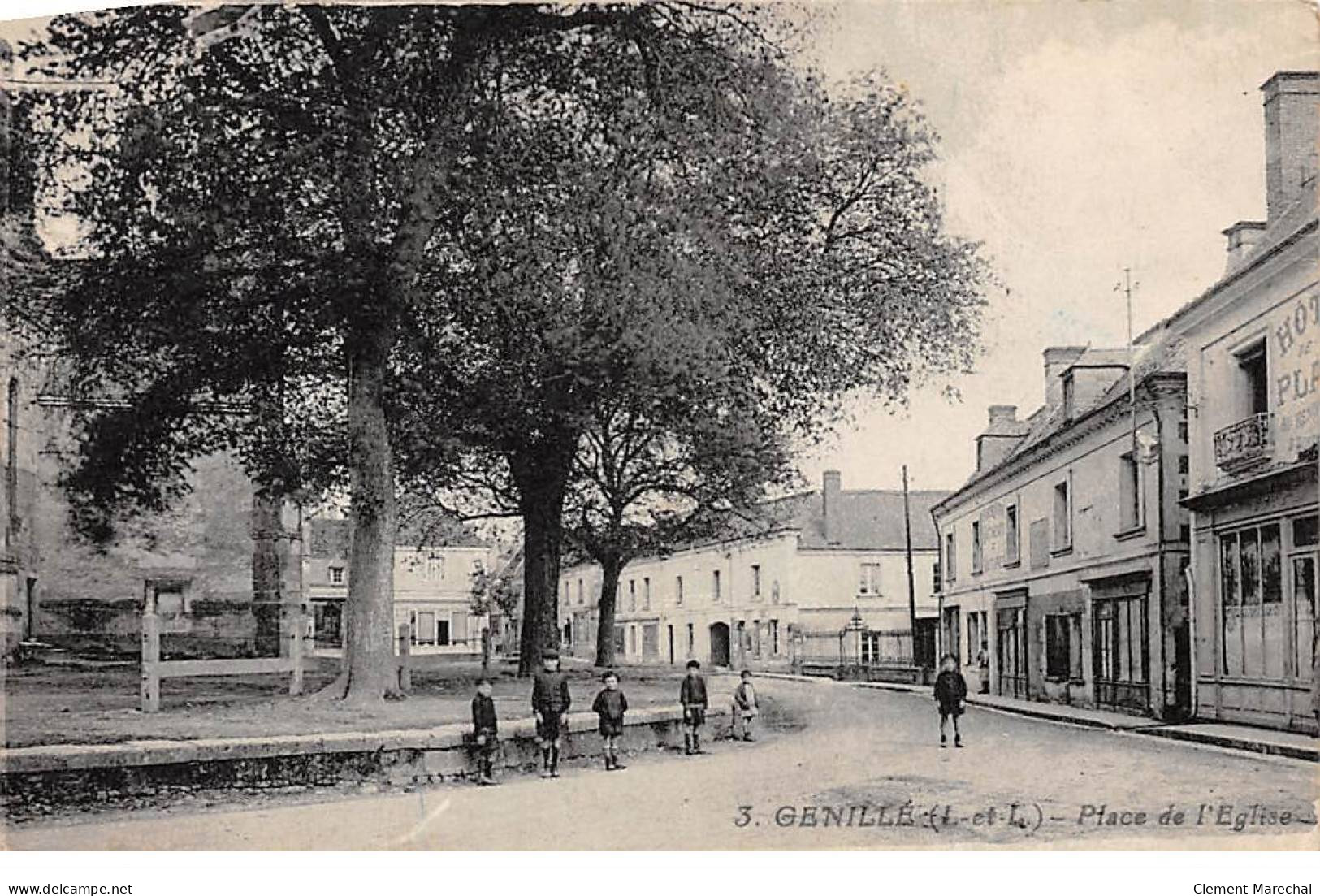 GENILLE - Place De L'Eglise - Très Bon état - Genillé