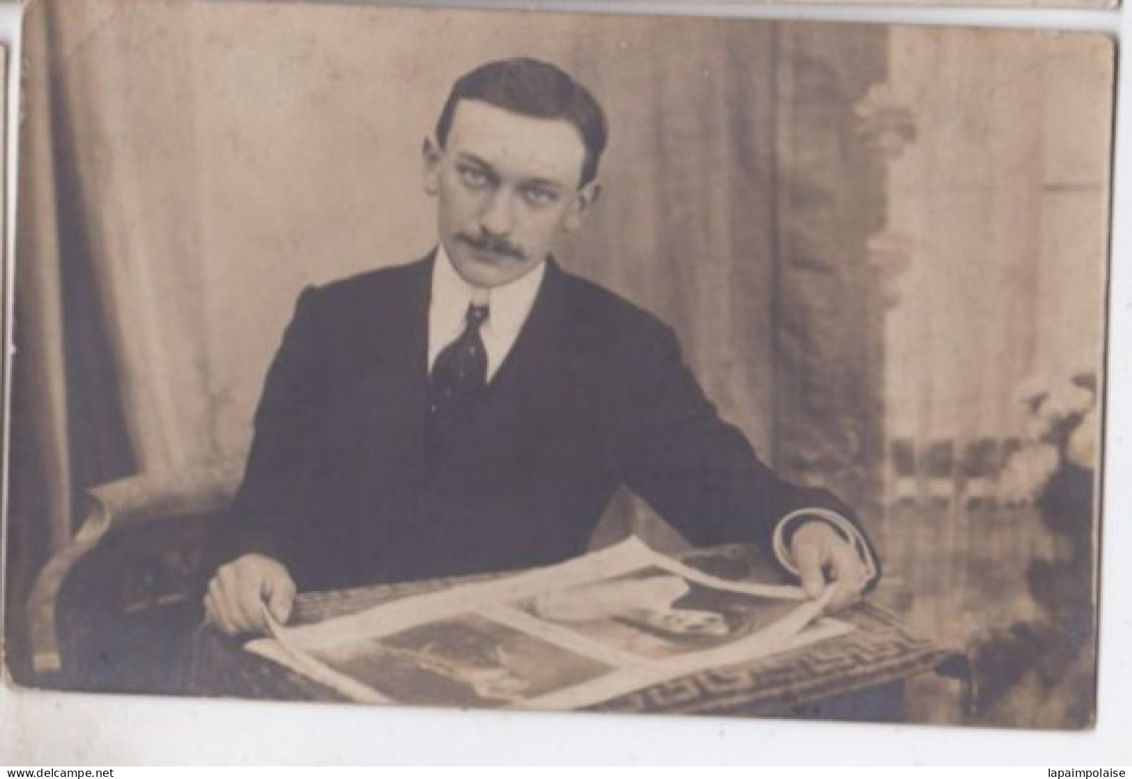 Carte Photo Belgique Bruxelles Jeune Homme Moustachu Lisant Une Revue   Réf 30009 - Geïdentificeerde Personen