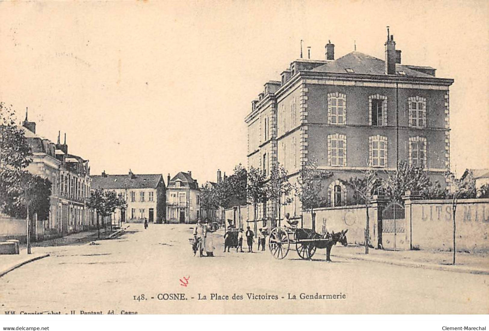 COSNE - La Place Des Victoires - La Gendarmerie - Très Bon état - Cosne Cours Sur Loire