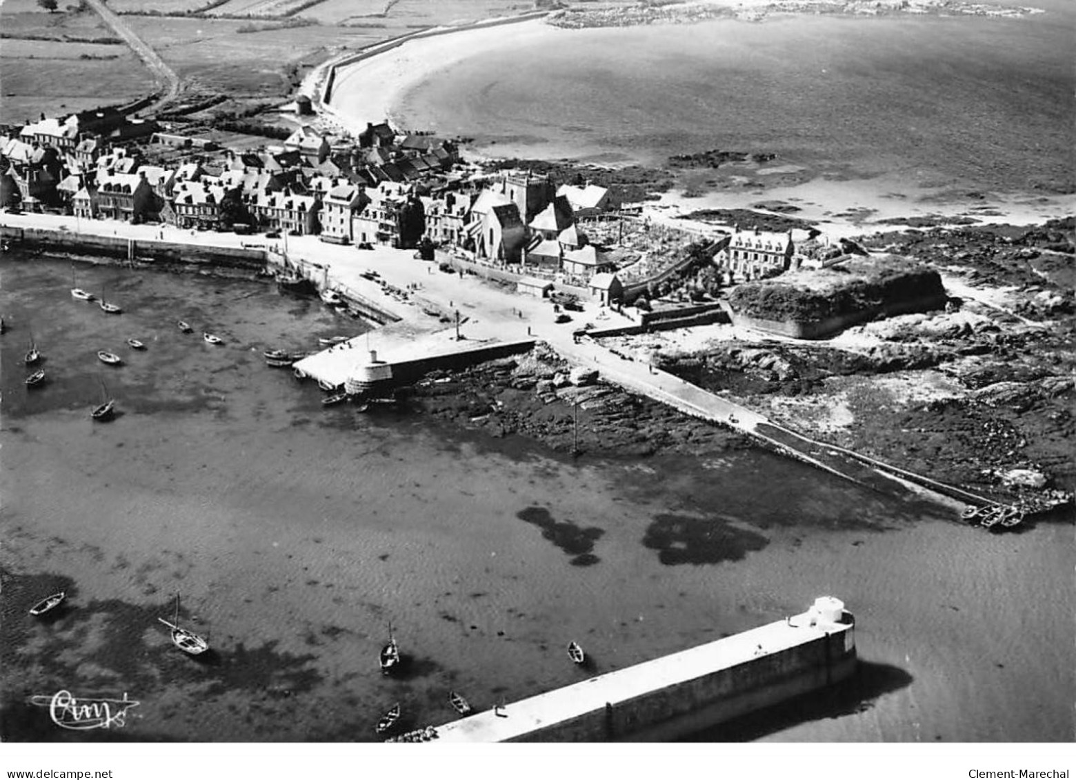 BARFLEUR - Vue Aérienne - Entrée Du Port - Très Bon état - Barfleur