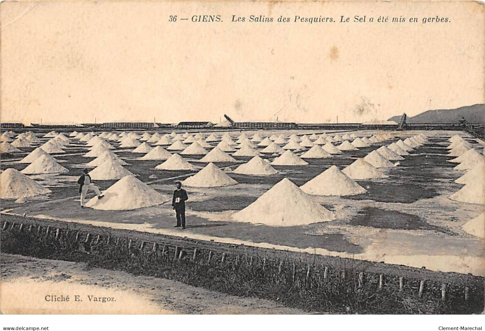 GIENS - Les Salins Des Pesquiers - Le Sel A été Mis En Gerbes - état - Gien