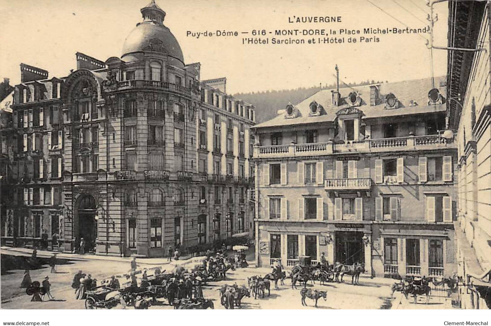 MONT DORE - La Place Michel Bertrand - L'Hôtel Sarciron Et L'Hôtel De Paris - Très Bon état - Le Mont Dore