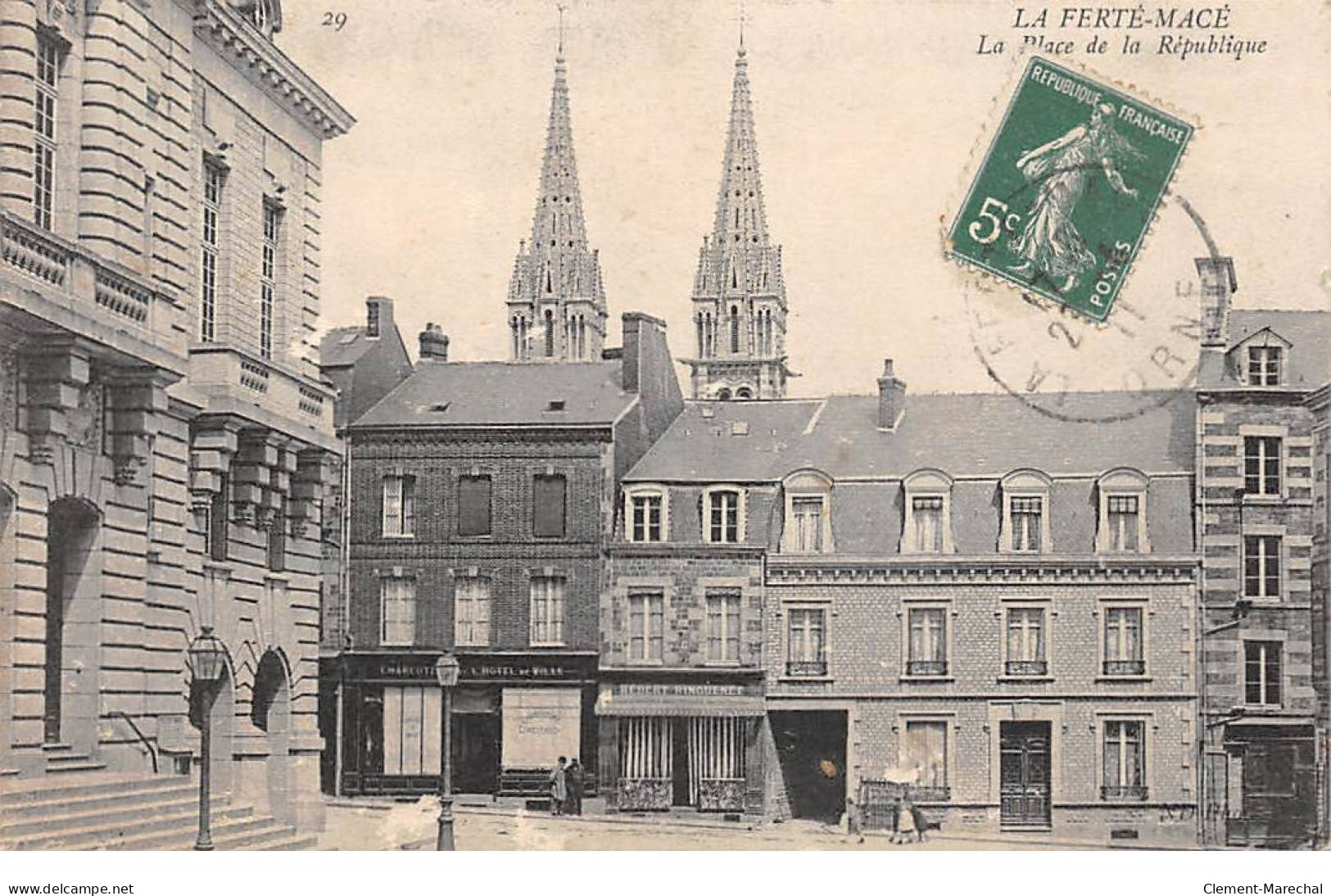 LA FERTE MACE - La Place De La République - Très Bon état - La Ferte Mace