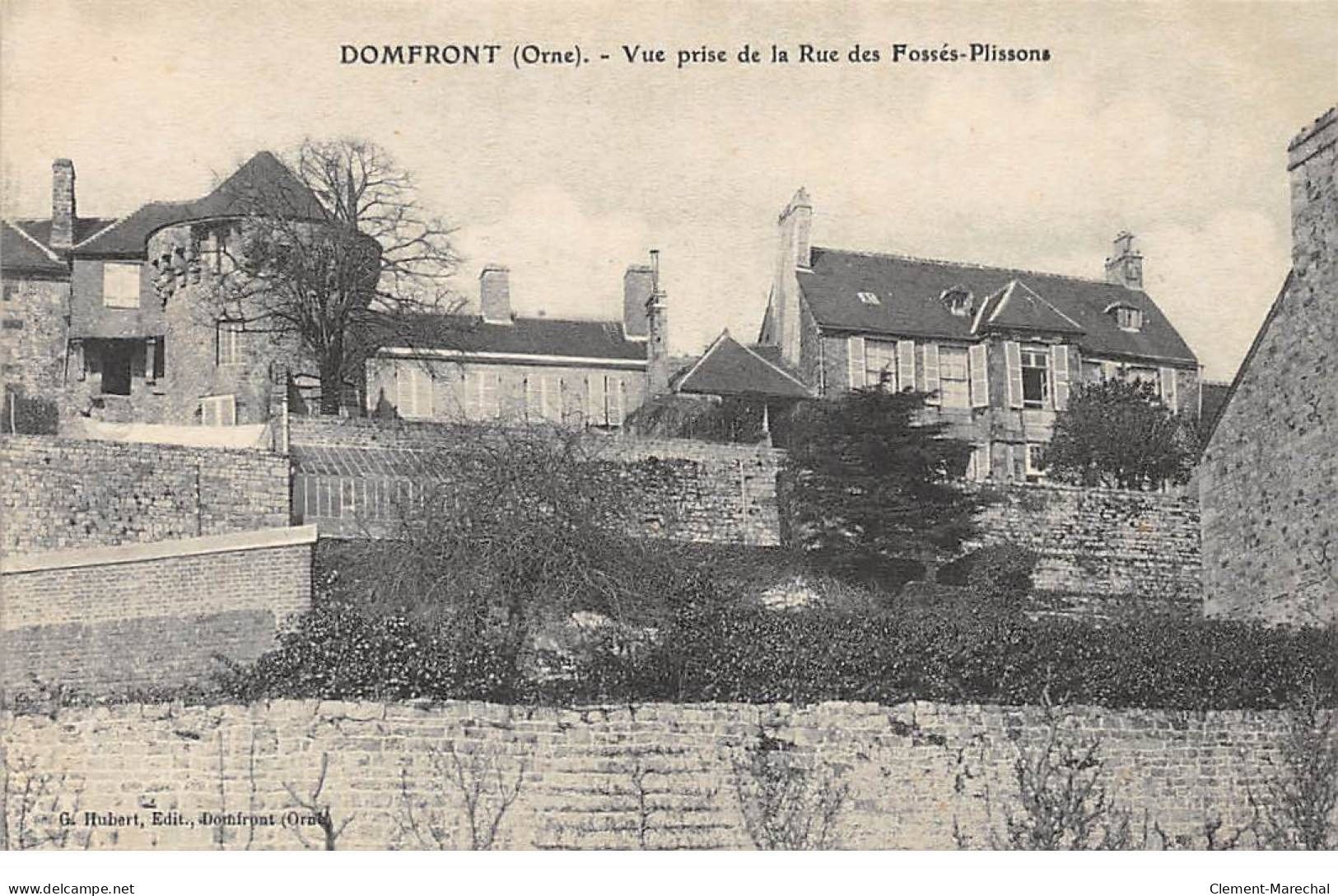 DOMFRONT - Vue Prise De La Rue Des Fossés Plissons - Très Bon état - Domfront