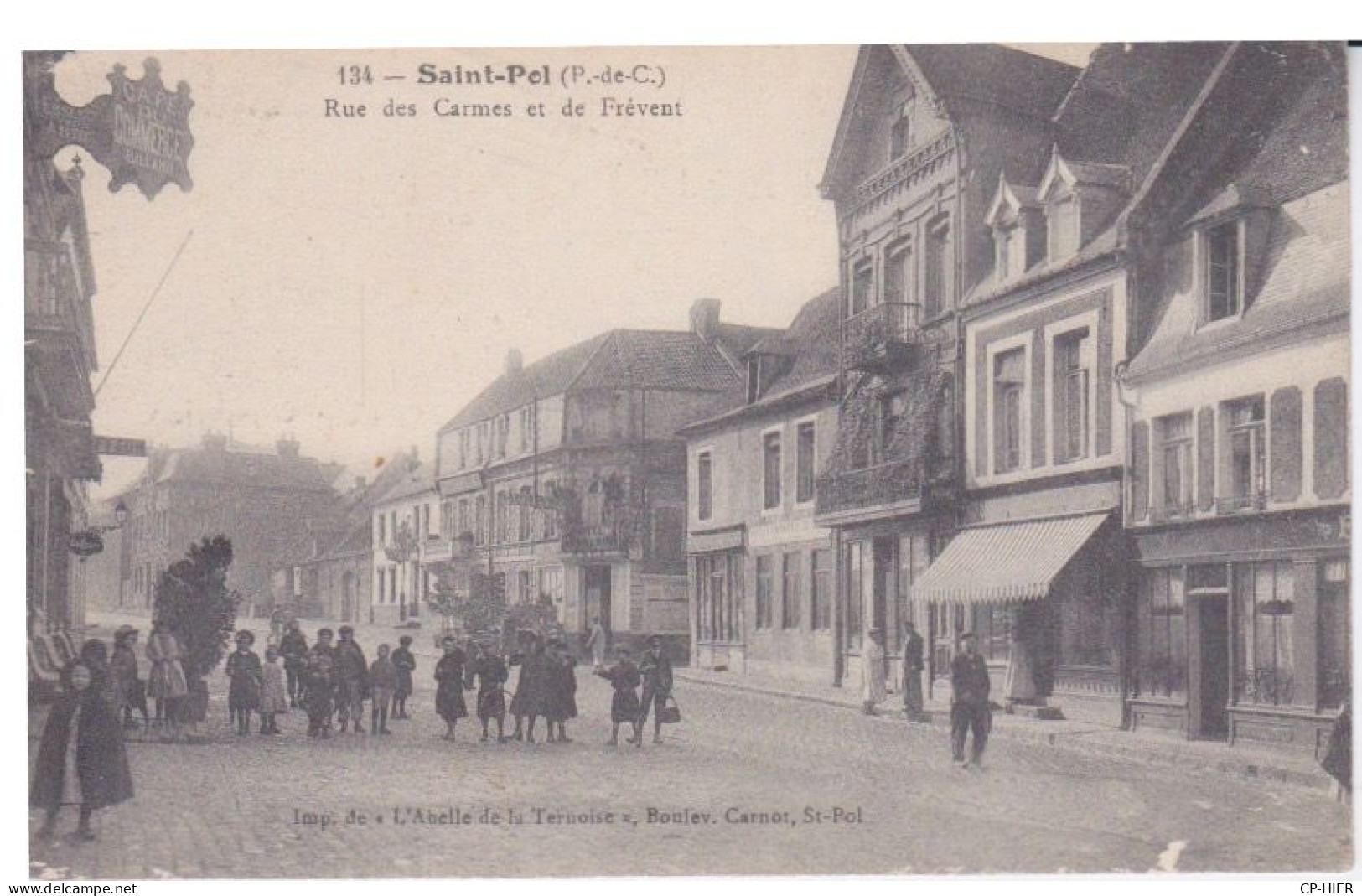 62 - SAINT POL - RUE DES CARMES ET DE FREVENT - RUE ANIMEE - CAFE DU COMMERCE A GAUCHE - Autres & Non Classés